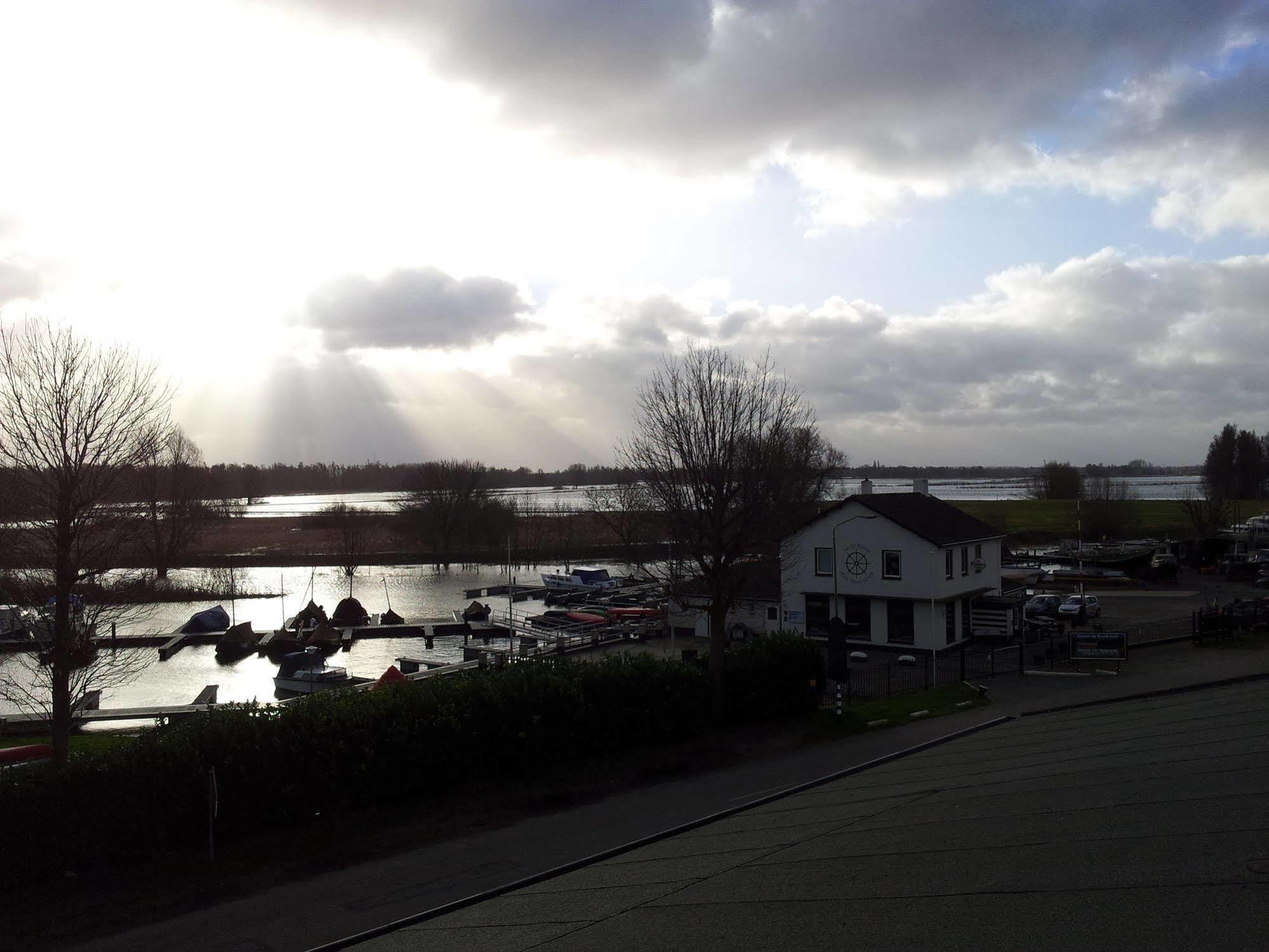 De Brabantse Biesbosch Hotell Werkendam Eksteriør bilde